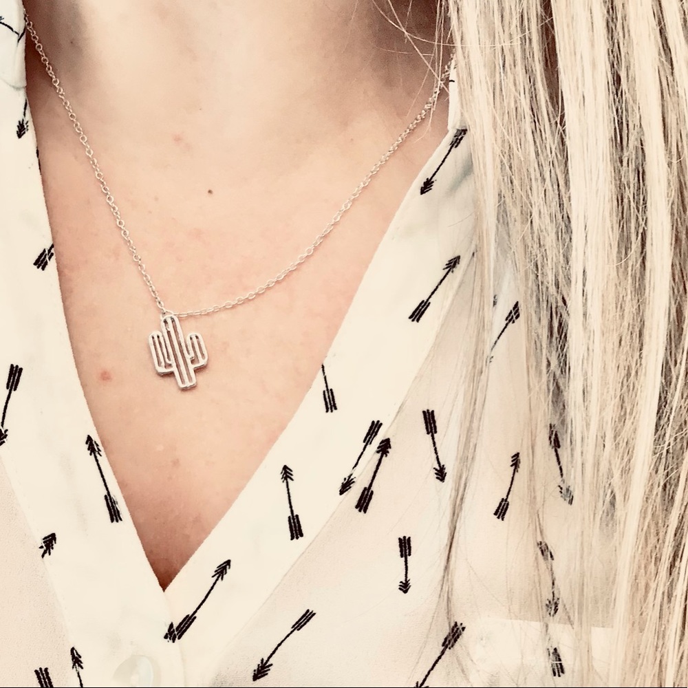 NWT DAINTY CACTUS SILVER PENDANT NECKLACE